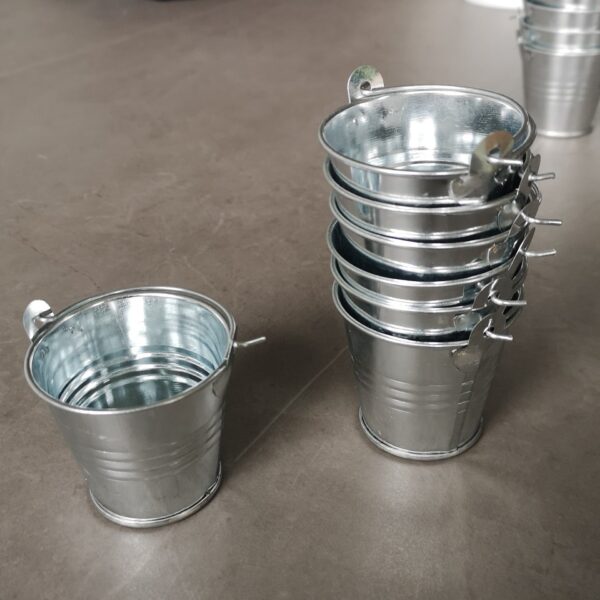 Creative Mini Iron Bucket for Wine, Beer & Drinks – Leak-Proof Party Table Decor (6) Creative Mini Iron Drink Bucket for Wine and Beer, Leak-Proof Party Decoration