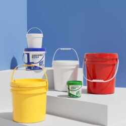 Round plastic bucket with lid for food and paint