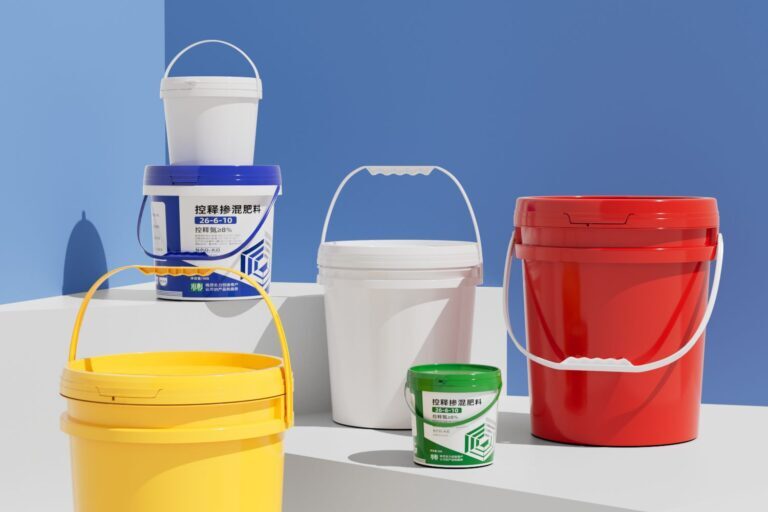Round plastic bucket with lid for food and paint
